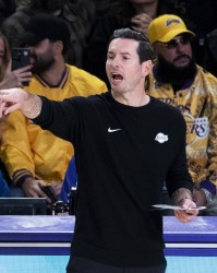 乐鱼网官网入口-雷迪克：我们的防守有些迟疑 因惧怕被突破防守站位离对手太远