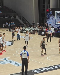 稍微打打~小卡中国行上场打3V3 上演三分暴扣但错失绝杀三分惜败