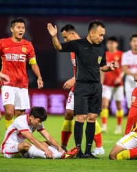 乐鱼体育官网-教练组登场难救主 广州队：他们要回巅峰还需时间