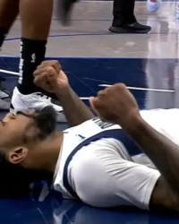 乐鱼网下载-马绍尔与马瑟林身体相撞后受伤，随后独自返回更衣室