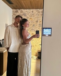 乐鱼体育官网-🥰20岁拜仁新援比绍夫官宣恋情，女友是拜仁名宿绍尔17岁的女儿