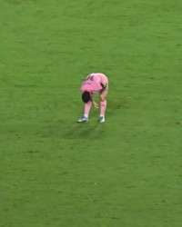 伤势未痊愈？迈阿密跟队晒视频：梅西比赛中多次按压自己的右腿