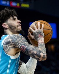 乐鱼网下载-铁麻了！拉梅洛·鲍尔半场11中1&amp;三分7中0仅拿2分3板3助1帽