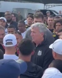 乐鱼官方-球迷闯入训练场对话内马尔：你是队内明星，你都哭了其他人怎么办