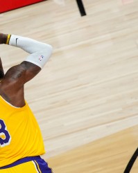 驾轻就熟！詹姆斯背身单打 转身抛投空心命中